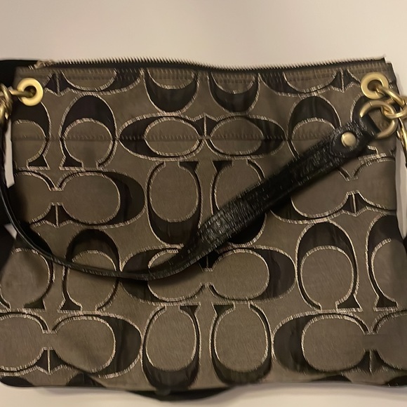 Authentic Coach signature Crossbody Messenger bag. Never used. bag. - Picture 5 of 6